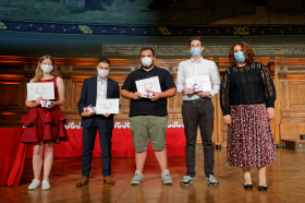 De gauche à droite : Mélodie DUBOIS et Mathis CASSISI, 3e prix ex aequo, Thomas GARDIENNET 2e prix, Julien FERRET 1er prix et Valérie DEQUEN, Déléguée Générale de l'AFT. Crédits : Philippe Devernay et le Ministère de l'Education nationale. Remise des prix du Concours Général des lycées et des métiers 2021